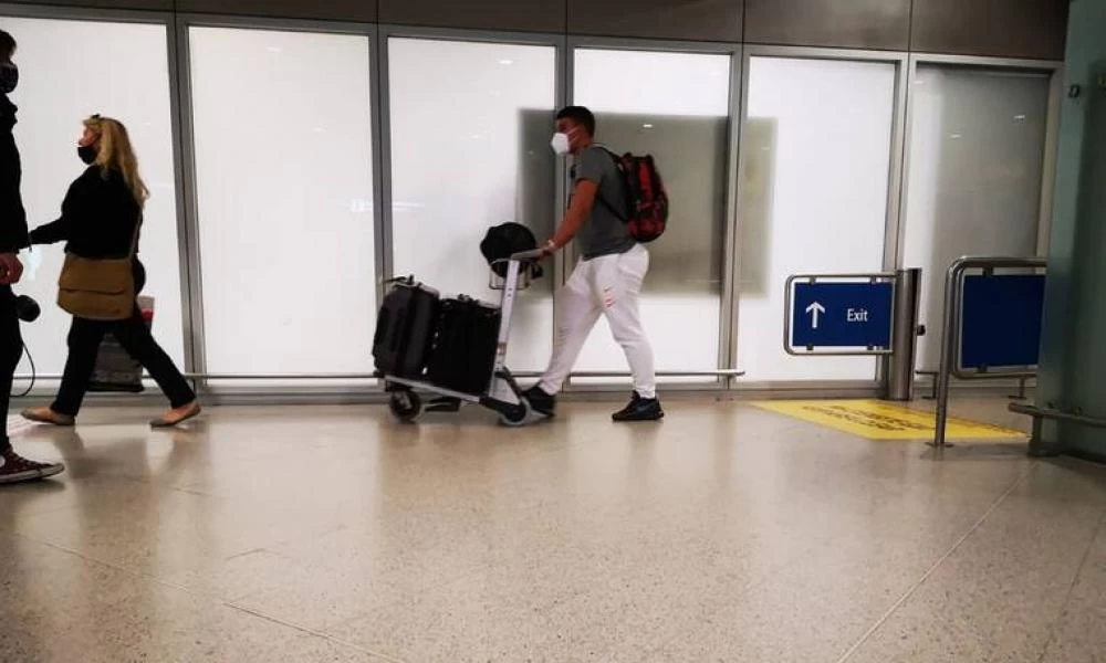 Γύρισαν στην Αθήνα οι προνομιούχοι Έλληνες μετά τις γιορτές στο Ντουμπάι